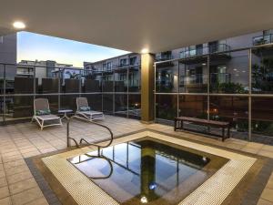 Un patio en la azotea con piscina en un edificio. en Mantra The Observatory, en Port Macquarie