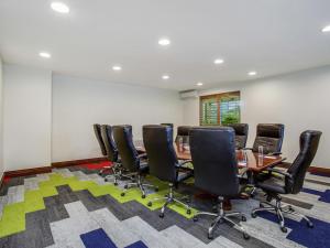 una sala de conferencias con una mesa y sillas en Mantra Sun City, en Gold Coast 57 fotos más