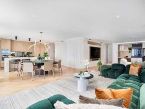 un salon et une cuisine avec des canapés verts dans l'établissement Paradise Centre Apartments, à Gold Coast