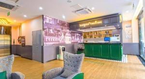 ein Fast-Food-Restaurant mit zwei Stühlen und einer Theke in der Unterkunft Premier City Comfort Hotel Yangzhou Shouxi Lake West Gate Weiyang Road Siji Garden in Yangzhou