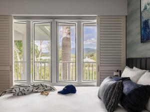 Un dormitorio con una cama y una ventana grande en Peppers Beach Club & Spa, en Palm Cove 171 fotos más