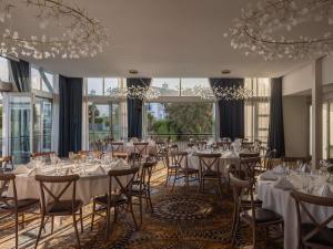 ein Konferenzraum mit Tischen und Stühlen und Fenstern in der Unterkunft Peppers Clearwater Resort in Christchurch