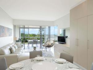 Una televisión o centro de entretenimiento en Peppers Salt Resort & Spa 110 fotos más