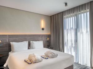 En eller flere senge i et værelse på Novotel Tbilisi Center