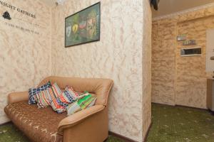 モスクワにあるウィンターフェル オン スモレンスカヤのソファ(枕付)が備わる客室です。
