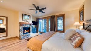 Postel nebo postele na pokoji v ubytování Truckee Escape w Hot Tub Minutes to Skiing Dining Trails Valmont Lodge by Lake Tahoe