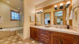 Koupelna v ubytování Truckee Escape w Hot Tub Minutes to Skiing Dining Trails Valmont Lodge by Lake Tahoe + 37 fotografií