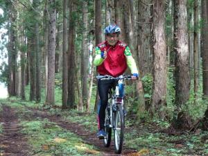 a man riding a bike on a trail in the woods at Lien Tono - Vacation STAY 85593v in Tōno