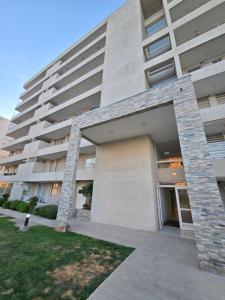 a large apartment building with a sidewalk in front of it at Rancagua Lujo y comodidad Depto con Piscina y Estacionamiento in Rancagua