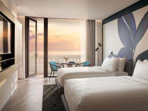 2 letti in camera d'albergo con vista di Novotel Sihanoukville Holiday Resort a Sihanoukville Altre 91 foto