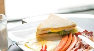 un panino su un piatto bianco su un tavolo di Gya Hotel Beijing Shunyi Yanjing Bridge a Shunyi