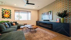 Televiisor ja/või meelelahutuskeskus majutusasutuses Stylish Home w Pool Firepit Scenic Outdoor Living Casa Mirage by AvantStay