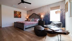 Voodi või voodid majutusasutuse Stylish Home w Pool Firepit Scenic Outdoor Living Casa Mirage by AvantStay toas +50 fotot