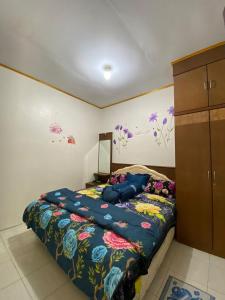 En eller flere senge i et værelse på villa bukit asri berastagi no32