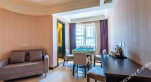 un salon avec un canapé et une table dans l'établissement Super 8 Hotel Guiyang Qianling Park Ruijin North Road, à Guiyang