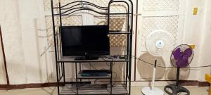 TV a/nebo společenská místnost v ubytování Joyful Paradise Beach Resort