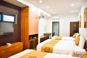 Postel nebo postele na pokoji v ubytování Sunglow Hotel