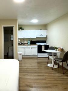 Η κουζίνα ή μικρή κουζίνα στο Shastina Square Inn