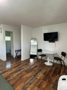 Μια τηλεόραση ή/και κέντρο ψυχαγωγίας στο Cozy Studio with King Bed