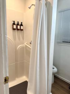 Ένα μπάνιο στο Cozy Studio with King Bed +12 φωτογραφίες