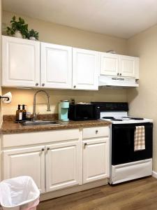 Φωτογραφία από το άλμπουμ του Shastina Square Inn σε Weed +12 φωτογραφίες