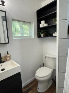 Ένα μπάνιο στο Cozy Studio with King Bed +7 φωτογραφίες