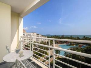 un balcon avec une table et une vue sur l'océan dans l'établissement Sanya Summer Beach Sea View Hotel, à Sanya
