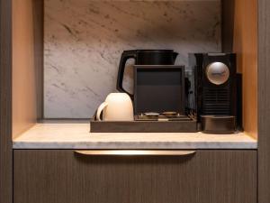 Příslušenství pro přípravu čaje a kávy v ubytování Novotel Sydney Cabramatta