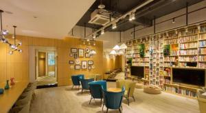 a library with a bunch of chairs and books at Shenzhen Nan Fei Yuan Hotel in Shenzhen