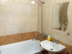 ein Badezimmer mit einem Waschbecken, einer Badewanne und einem WC in der Unterkunft Апартаменты LUX в центре in Angarsk