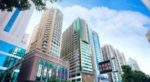 eine Gruppe großer Gebäude in einer Stadt in der Unterkunft Lavande Hotel Shenzhen East Gate Wanxiang City Guomao Metro Statipn in Shenzhen