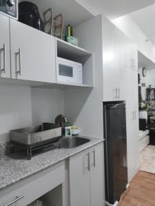 Una cocina o cocineta en 517 Grand Amani Mactan, Lapu-Lapu City, Cebu