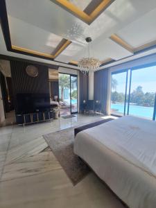 Postel nebo postele na pokoji v ubytování Jowin Villa + 163 fotografií