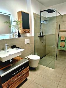 Koupelna v ubytování Self Check-in-Parken kostenlos-Modern-Ruhig-Balkon + 15 fotografií