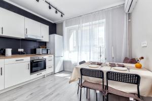 cocina con mesa y algunas sillas en una habitación en Freedom, en Astana