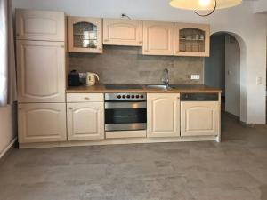 une cuisine avec des armoires blanches et une cuisinière dans l'établissement Cozy Apartment in Ellar with Garden, à Ellar 89 autres photos