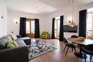 הלאונג' או אזור הבר ב-B&B Apartamentos Madrid Centro Fuencarral 46