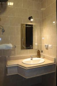 Koupelna v ubytování Luxerious apartment with a private garden and pool access