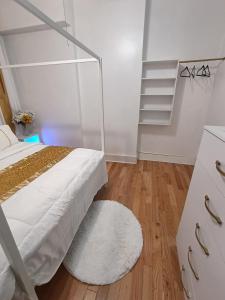 Postel nebo postele na pokoji v ubytování Eden connect 2bedroom apt
