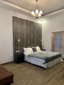 Ένα ή περισσότερα κρεβάτια σε δωμάτιο στο Hotel Purnama Lenggang +11 φωτογραφίες