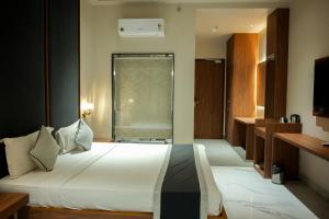 Ένα ή περισσότερα κρεβάτια σε δωμάτιο στο Hotel Highway Prince Behror