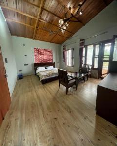 Una cama o camas en una habitación de The Bel Hotel & Restaurant 5 fotos más