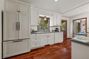 Kuchyň nebo kuchyňský kout v ubytování RMR: Lake Creek Cottage Home in The Aspens