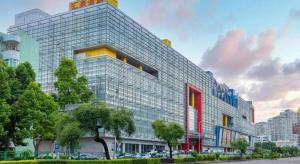 un grand bâtiment en verre au cœur d'une ville dans l'établissement Zhongshan Hui Quan Hotel, à Zhongshan