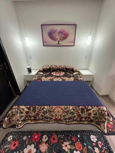 Un dormitorio con una cama con un árbol morado en la pared. en Adamant Toreo, en Tijuana 12 fotos más