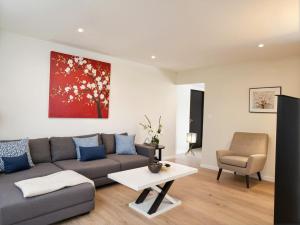 Premier Resort Style Living Minutes from Santa Monica في لوس أنجلوس: غرفة معيشة بها أريكة وطاولة