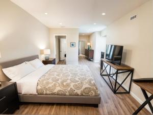 Premier Resort Style Living Minutes from Santa Monica في لوس أنجلوس: غرفة نوم مع سرير وتلفزيون بشاشة مسطحة +35 صورة