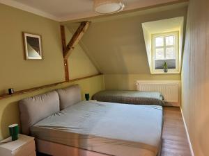 une petite chambre avec deux lits et une fenêtre dans l'établissement Altstadt Quartier 2, à Bad Freienwalde