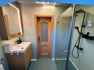 La salle de bains est pourvue d'une douche, d'un lavabo et d'une porte en verre. dans l'établissement Altstadt Quartier 2, à Bad Freienwalde 16 autres photos