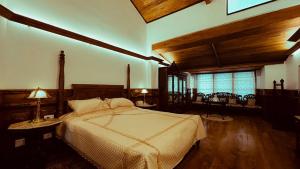 Una cama o camas en una habitación de Milntown Bungalow 200 years old Colonial Stay in Coonoor